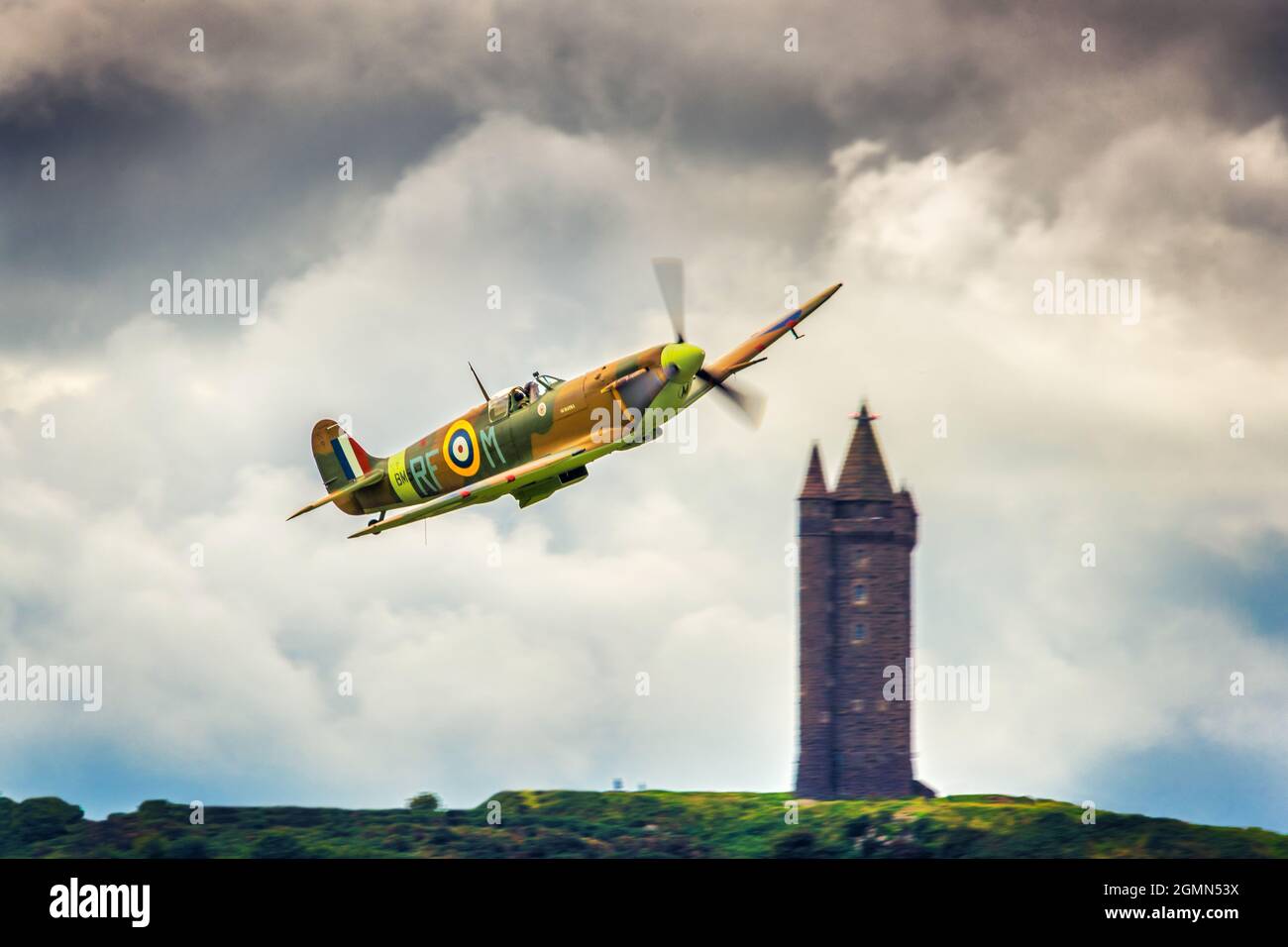 Polnischer Heritage Flight Spitfire MkVb BM957 G-MKVB verlässt Newtownards, Nordirland, nachdem er die polnischen Piloten der RAF WHO besucht hat Stockfoto