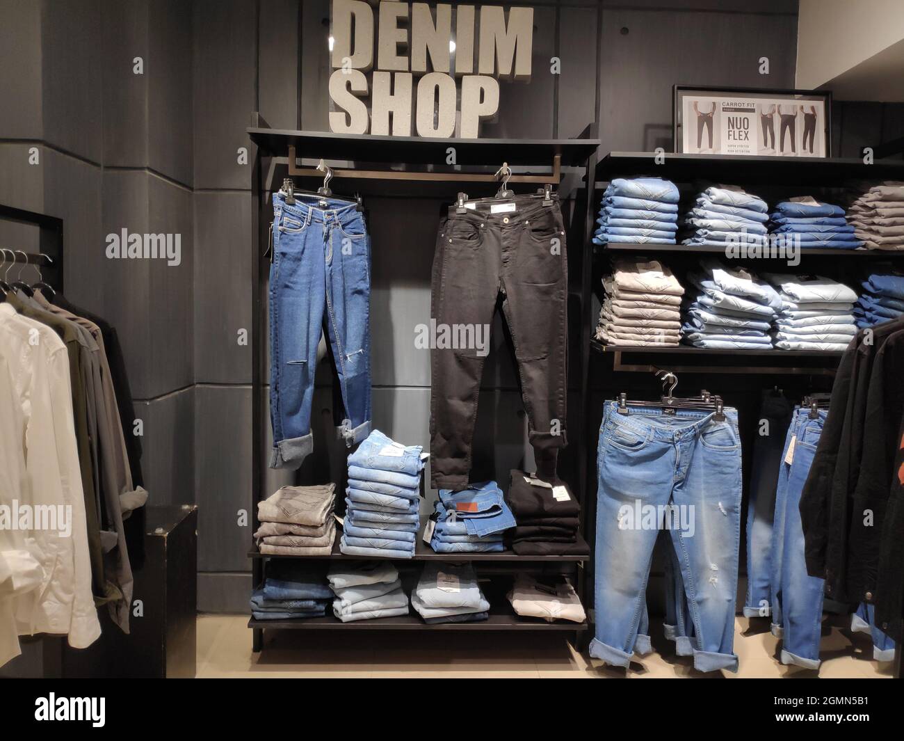 New Delhi, Indien, 1. März 2020:- Jeans angezeigt im Denim Shop Stockfoto