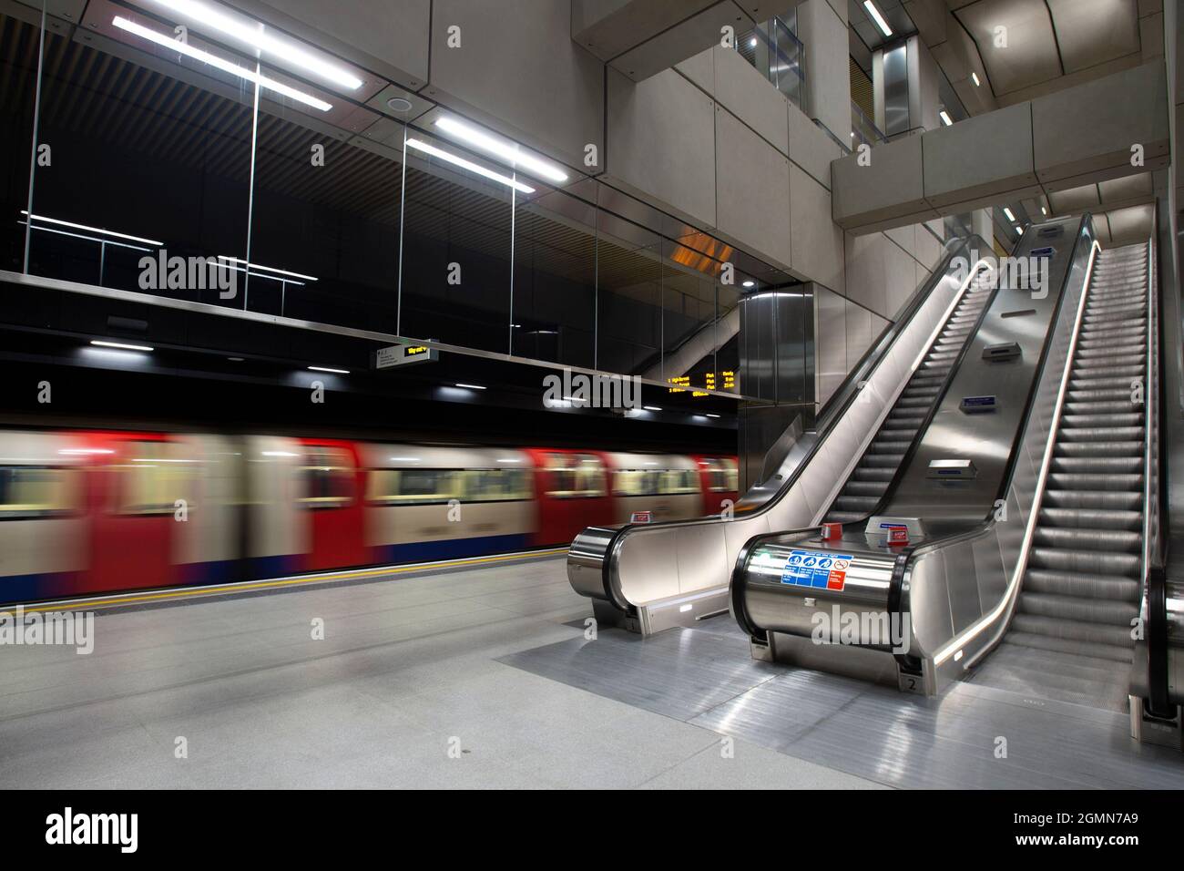 Ein Blick auf die Plattformen des neu eröffneten Battersea-Kraftwerks auf der Northern Line Extension. Zwei neue U-Bahnstationen, Nine Elms und Battersea Power Station, an der Erweiterung der Nordlinie, wurden für die Öffentlichkeit zugänglich gemacht. Bilddatum: Montag, 20. September 2021. Stockfoto