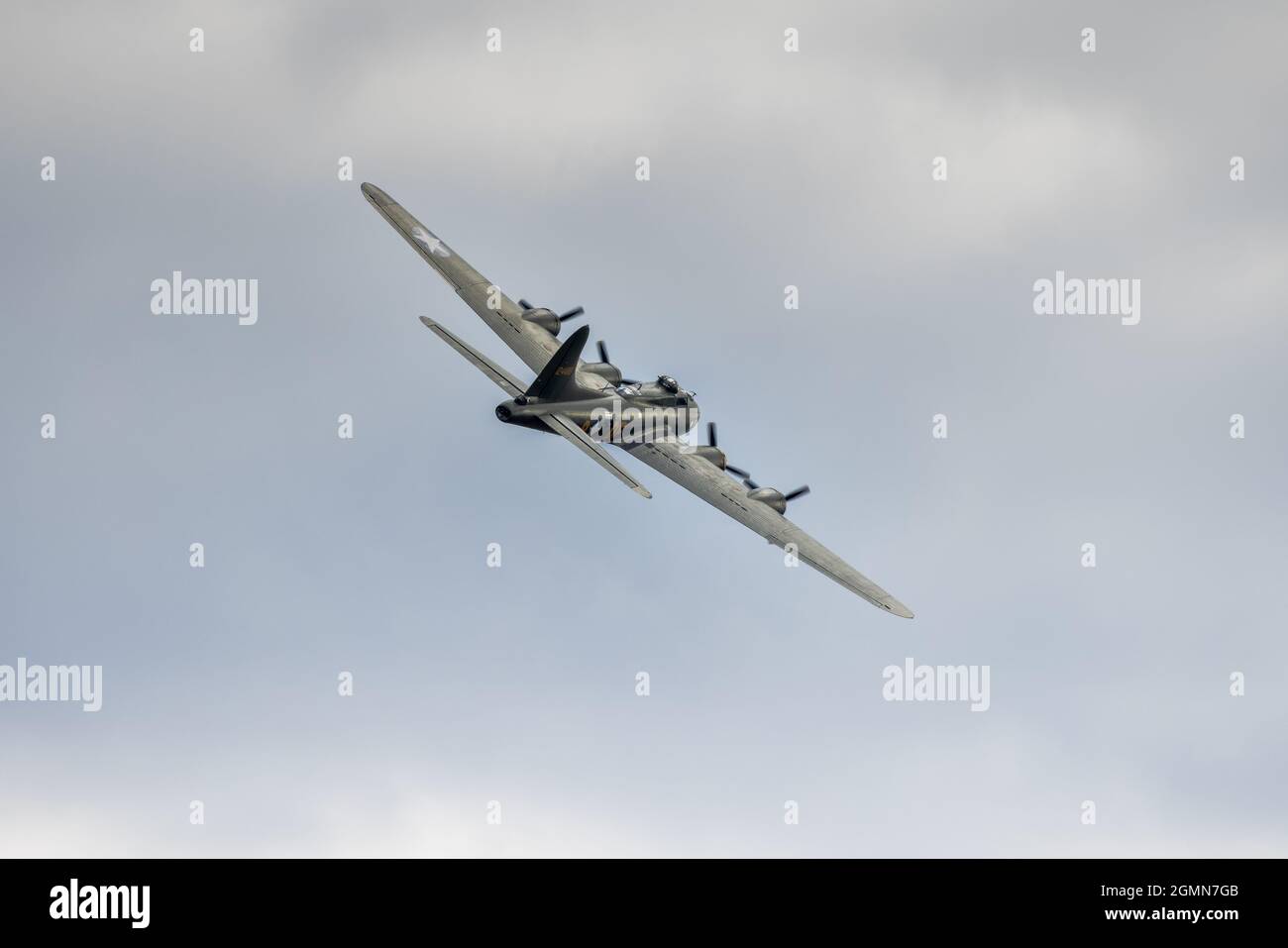 ‘Boeing B-17G Flying Fortress „Sally B“ tritt auf der Abingdon Air & Country Show am 11. September 2021 auf Stockfoto