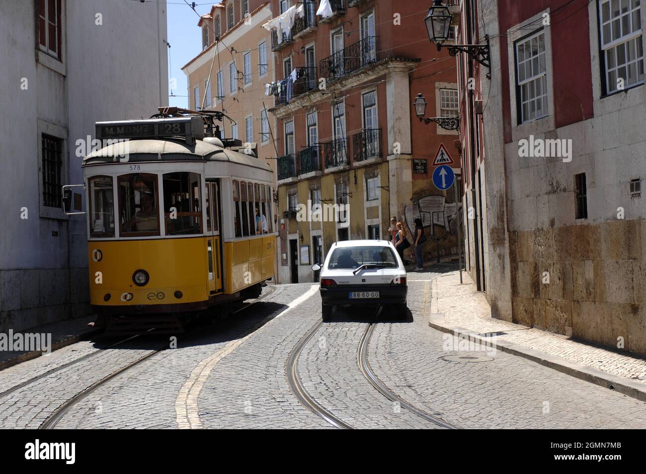 Straßenbahn und Fahrzeug in der Altstadt, Portugal, Lissabon Stockfoto