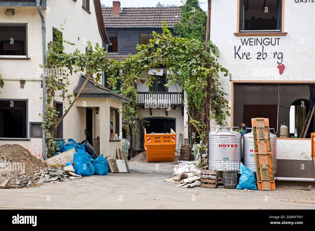 Hochwasserkatastrophe 2021 Ahrtal, Ahrtal, Rodungsarbeiten im Weingut Kreuzberg in der Rotweinstraße, Deutschland, Rheinland-Pfalz, Eifel, Dernau Stockfoto