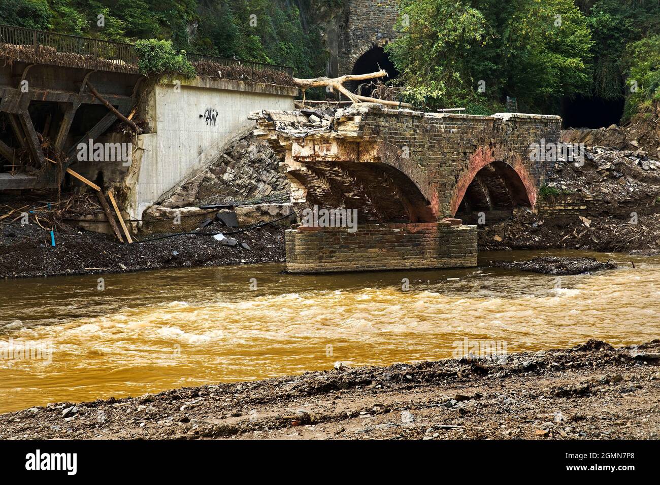 Hochwasserkatastrophe 2021 Ahrtal, Ahrtal, zerstörte Brücke über die Ahr, Deutschland, Rheinland-Pfalz, Mayschoss Stockfoto