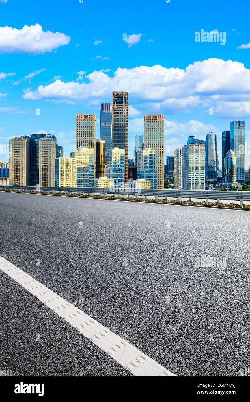 Asphaltstraße und moderne Stadt Geschäftsgebäude in Peking, China. Stockfoto