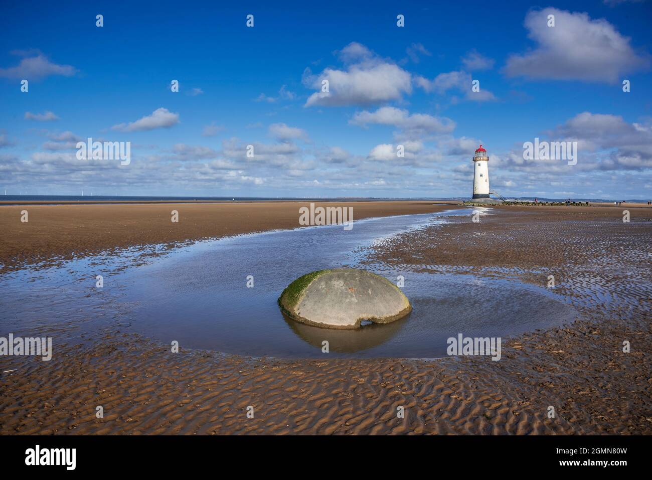 Der Punkt des Ayr Lighthouse, AKA Talacre Lighthouse. Es handelt sich um ein denkmalgeschütztes Gebäude der Klasse II an der Spitze von Ayr, in der Nähe des Dorfes Talacre in Nor Stockfoto