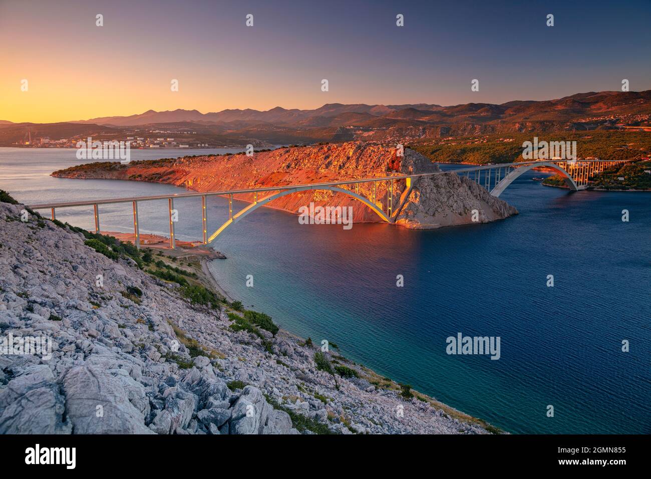 Krk-Brücke, Kroatien. Bild der Brücke von Krk, die die kroatische Insel Krk mit dem Festland bei schönem Sonnenuntergang verbindet. Stockfoto