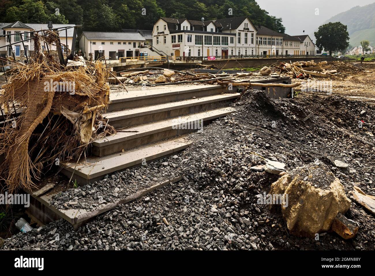 Hochwasserkatastrophe 2021 Ahrtal, Ahrtal, zerstörte Infrastruktur an der Ahr in der Rotweinstraße, Rheinland-Pfalz, Eifel, Dernau Stockfoto