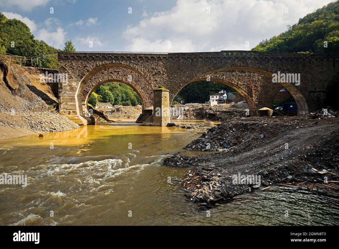 Hochwasserkatastrophe 2021 Ahrtal, Ahrtal, zwei zerstörte Brücken über die Ahr, Deutschland, Rheinland-Pfalz, Eifel, Altenahr Stockfoto