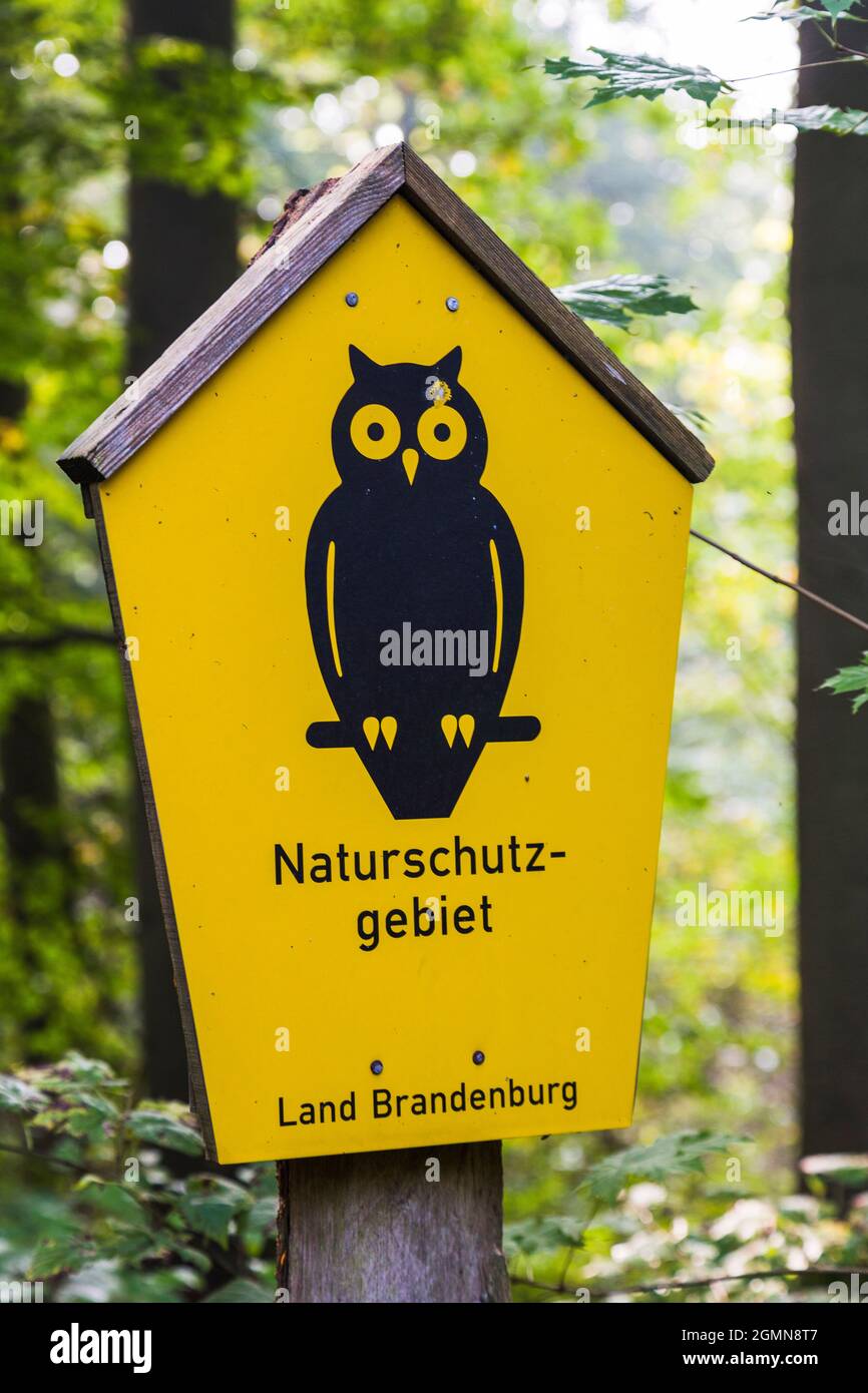Erhaltung sind Schild mit Eule Symbol, Brandenburg, Deutschland, Brandenburg, NSG Boitzenburger Tiergarten Stockfoto