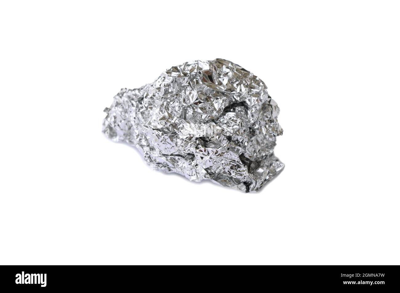 Aluminium. Silberne Aluminiumfolie mit glänzend zerknittert von Aluminiumpapierabfällen isoliert auf weißem Hintergrund. Die Aluminiumpreise erreichten ein Rekordhoch. Stockfoto