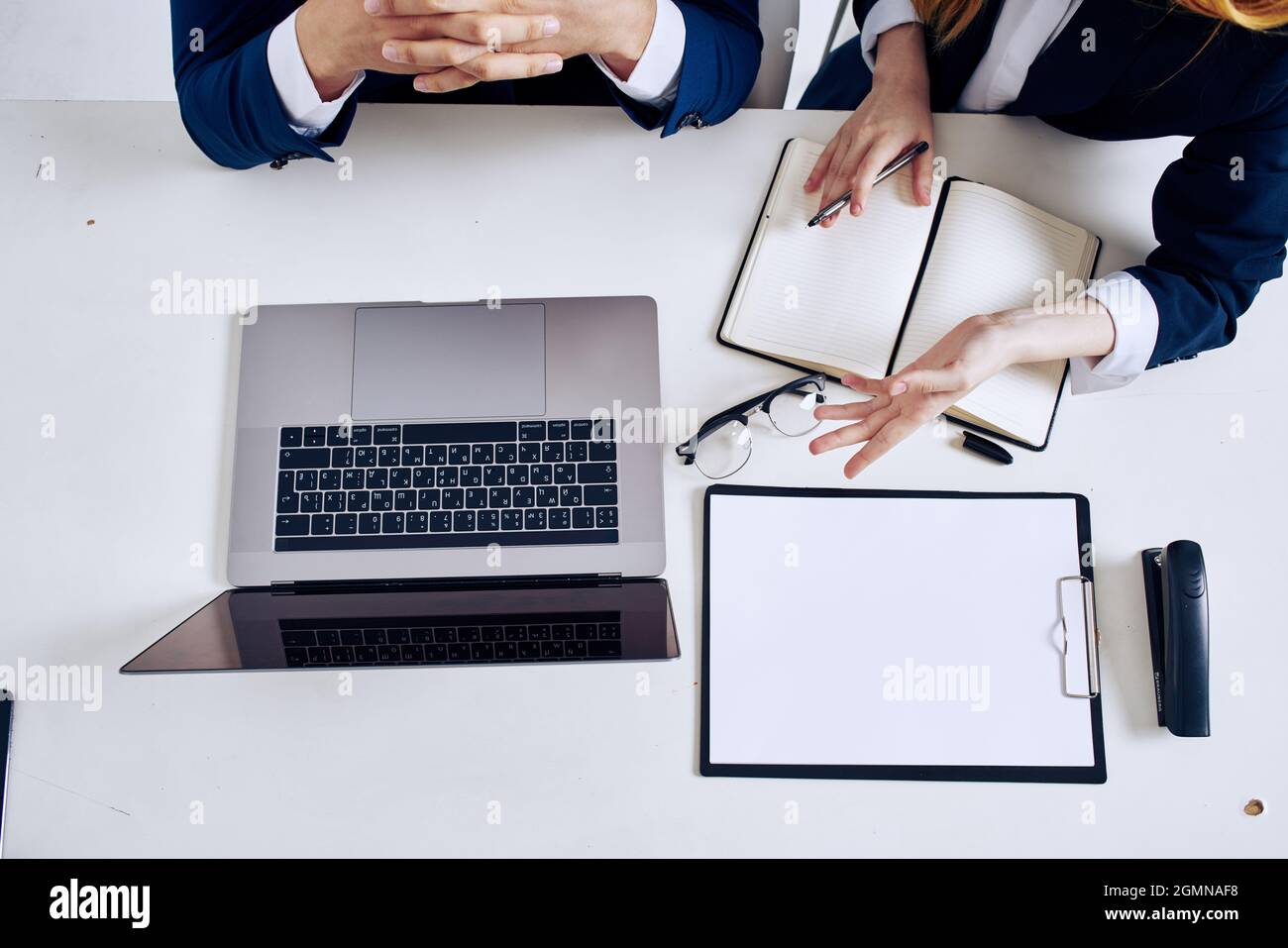 Manager arbeiten im Büro mit Laptops zusammen Stockfoto