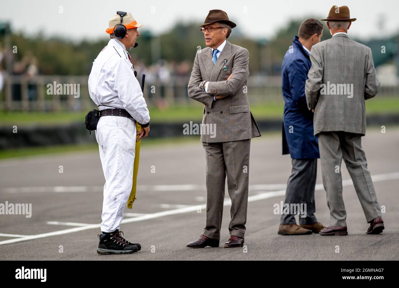 Goodwood, Großbritannien. September 2021. Lord March spricht am 19. September 2021 mit dem Race Steward beim Goodwood Revival Festival auf dem Goodwood Circuit, Sussex, Großbritannien. Foto von Phil Hutchinson. Nur zur redaktionellen Verwendung, Lizenz für kommerzielle Nutzung erforderlich. Keine Verwendung bei Wetten, Spielen oder Veröffentlichungen einzelner Clubs/Vereine/Spieler. Kredit: UK Sports Pics Ltd/Alamy Live Nachrichten Stockfoto