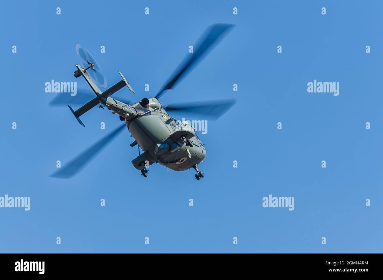 Der von Hindustan Aeronautics Limited entwickelte fortschrittliche leichte Hubschrauber Dhruv fliegt vor dem Hintergrund eines klaren blauen Himmels. Stockfoto