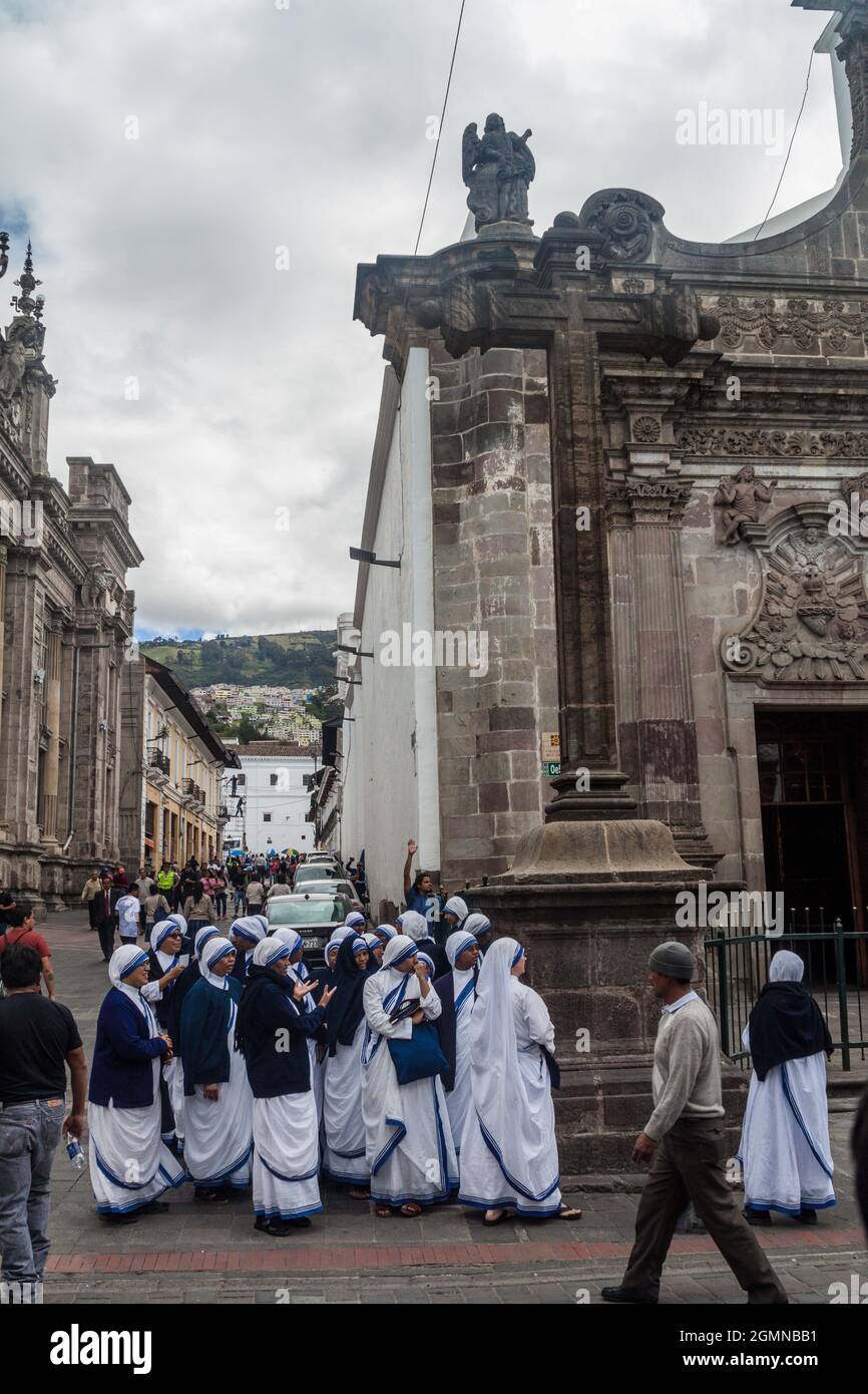 QUITO, ECUADOR - 24. JUNI 2015: Gruppe von Nonnen vor der Kirche La Compania de Jesus in der Altstadt von Quito, Ecuador Stockfoto