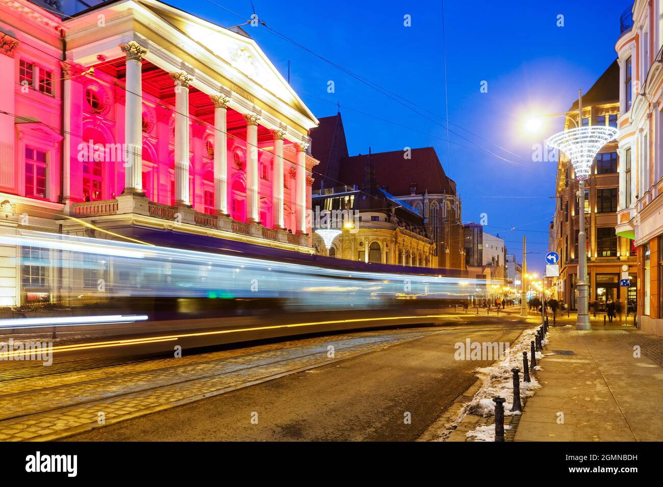 Tram in Bewegung Unschärfe in der Nacht Stadtzentrum und Blick auf das Theater, Breslau, Polen Stockfoto