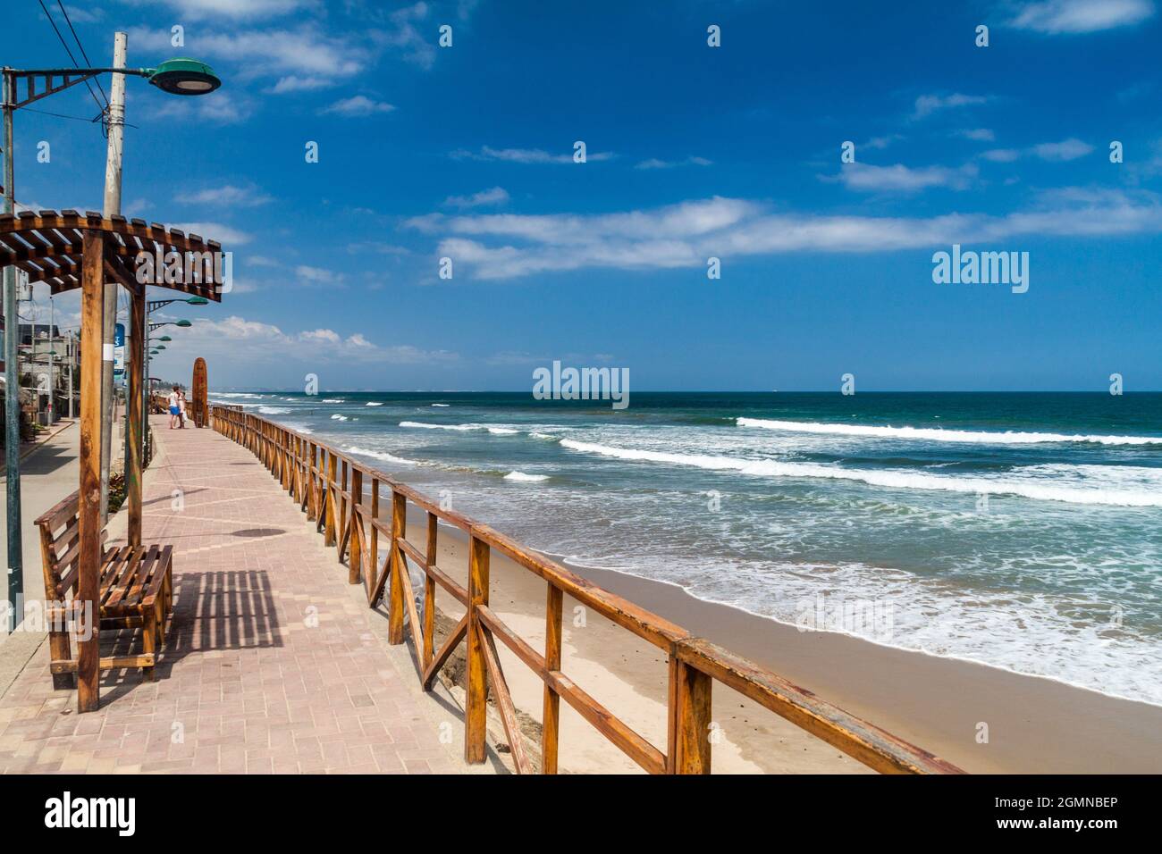 MONTANITA, ECUADOR - 30. JUNI 2015: Strandpromenade und Strand in Montanita, Ecuador Stockfoto