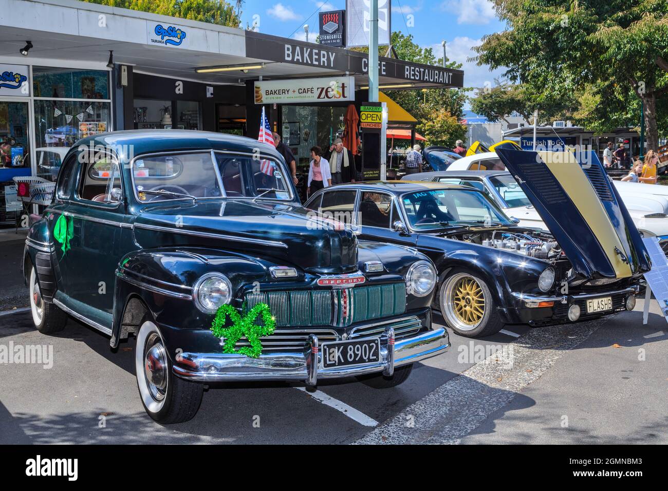 Ein Mercury Coupé aus dem Jahr 1947 und ein Jaguar SJ6 aus dem Jahr 1974 auf einer Oldtimer-Ausstellung in Tauranga, Neuseeland Stockfoto