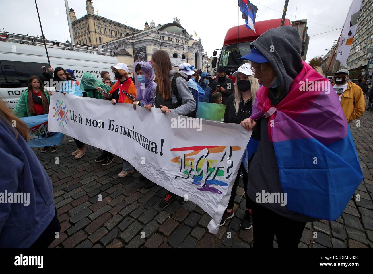 KIEW, UKRAINE - 19. SEPTEMBER 2021 - Aktivisten gehen während des Gleichstellungsmarsches, der zur Unterstützung der LGBTQ-Gemeinschaft durchgeführt wurde, entlang der Wolodymyrska-Straße Stockfoto