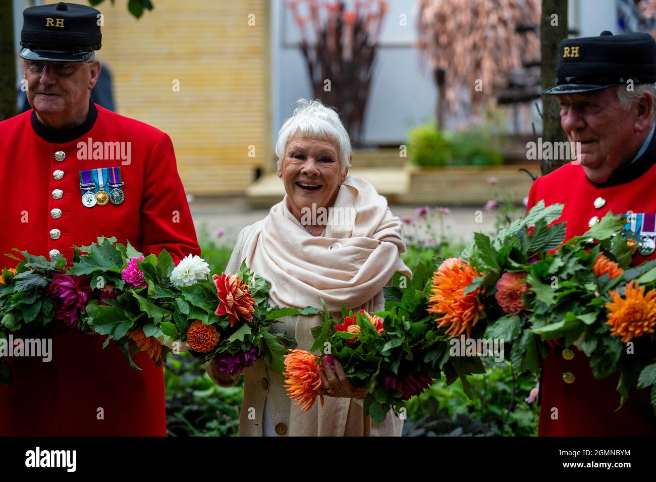 London, Großbritannien. 20. September 2021. Dame Judy Dench mit den Chelsea Rentnern im Green Canopy Garden der RHS Queen, von David Dodd, bei der RHS Chelsea Flower Show. Aufgrund von Covid-19-Bedenken im vergangenen Jahr abgesagt, ist dies das erste Mal, dass die Show im September (in der Regel im Mai) stattfindet. Die Show läuft bis zum 26. September im Royal Hospital Chelsea. Kredit: Stephen Chung / Alamy Live Nachrichten Stockfoto