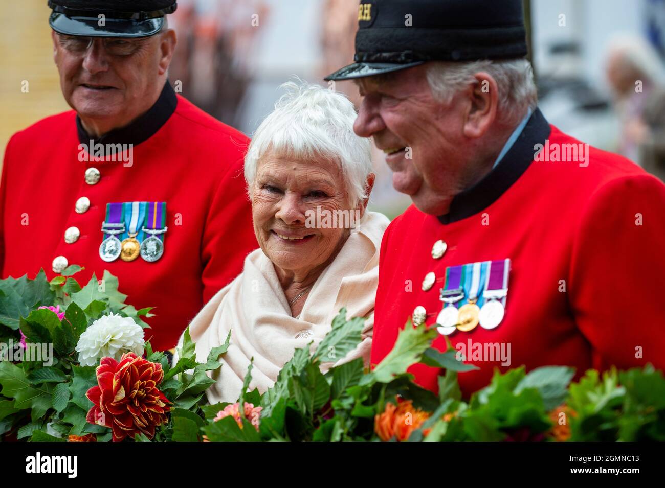 London, Großbritannien. 20. September 2021. Dame Judy Dench mit den Chelsea Rentnern im Green Canopy Garden der RHS Queen, von David Dodd, bei der RHS Chelsea Flower Show. Aufgrund von Covid-19-Bedenken im vergangenen Jahr abgesagt, ist dies das erste Mal, dass die Show im September (in der Regel im Mai) stattfindet. Die Show läuft bis zum 26. September im Royal Hospital Chelsea. Kredit: Stephen Chung / Alamy Live Nachrichten Stockfoto