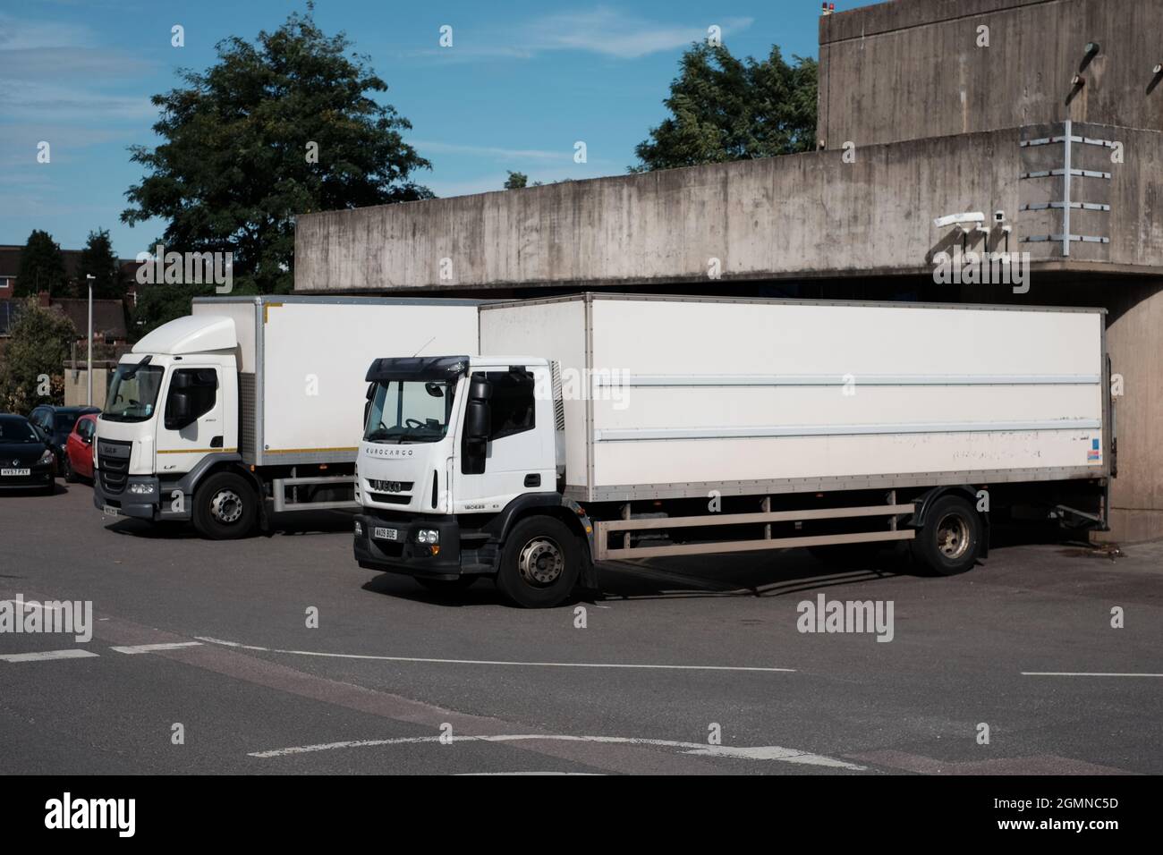 Weiße, nicht markierte LKW-Lastwagen parkten in der Lagerlogistik auf dem Gelände der Exeter-Krankenhäuser. Stockfoto