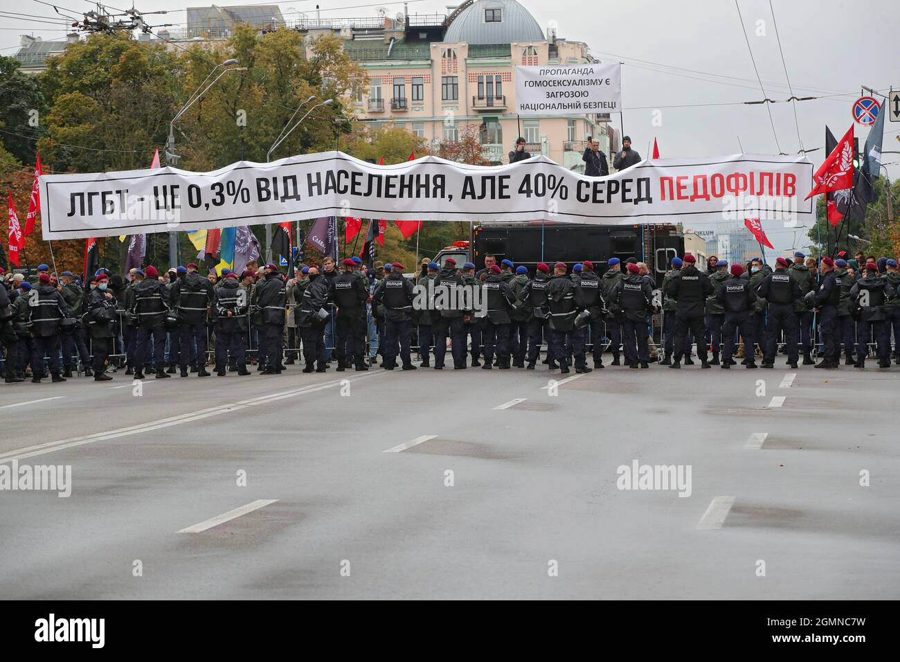 KIEW, UKRAINE - 19. SEPTEMBER 2021 - auf den Polizeilinien sind Demonstranten zu sehen, die gegen den Gleichstellungsmarsch protestieren, der zur Unterstützung der LGBTQ-Kommunikation durchgeführt wurde Stockfoto