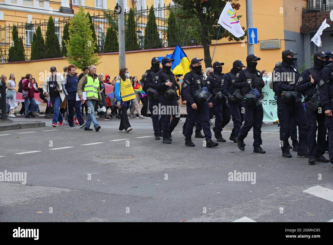 KIEW, UKRAINE - 19. SEPTEMBER 2021 - Polizeibeamte begleiten die Teilnehmer des Gleichstellungsmarsches, der zur Unterstützung der LGBTQ-Gemeinschaft durchgeführt wird Stockfoto