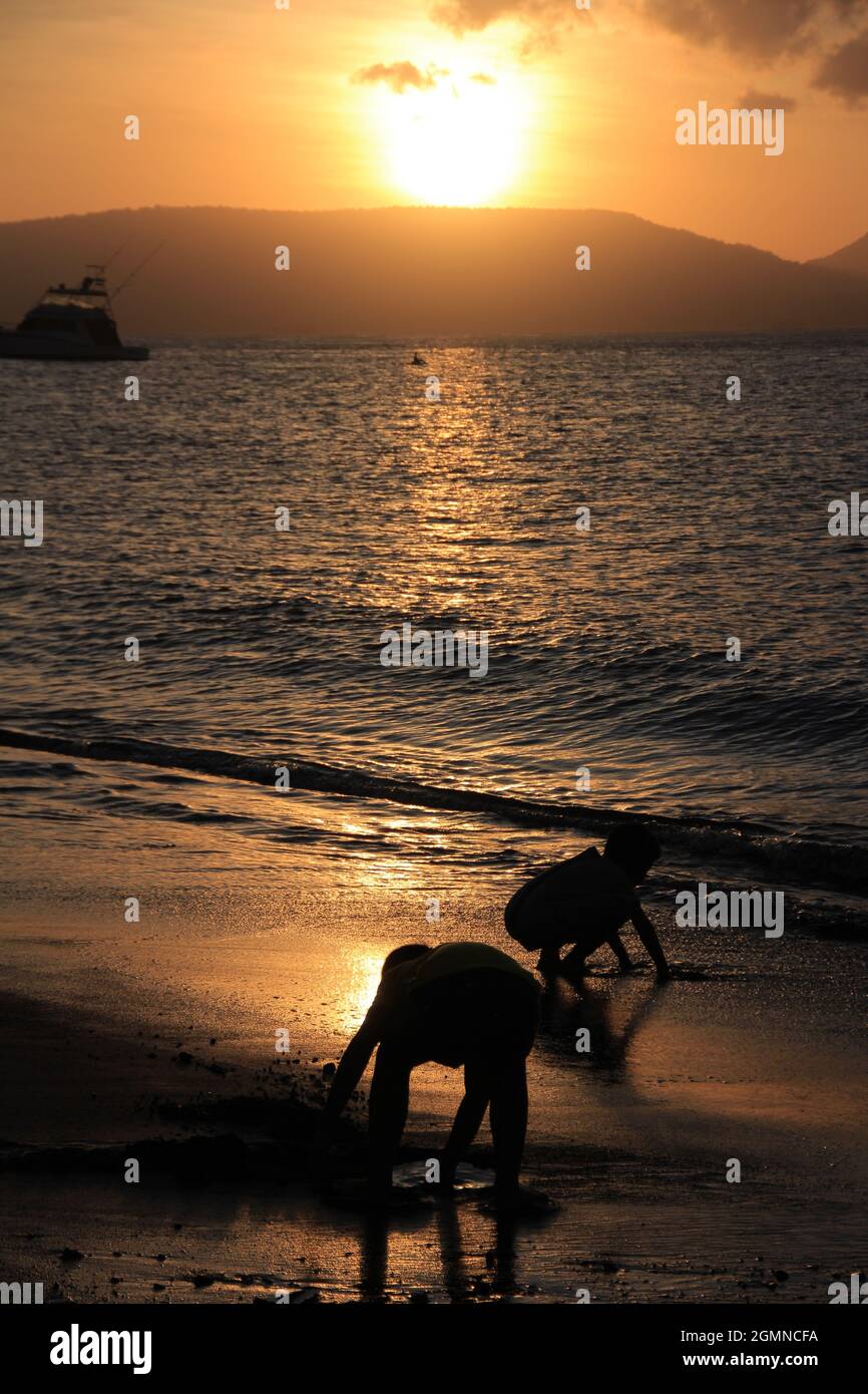 Banyuwangi, Indonesien - 24. Juli 2020: Wunderschöne Aussicht auf den Sonnenaufgang am Strand. Ideal für Natur Hintergrund. Silhouetten. Tapete. Stockfoto