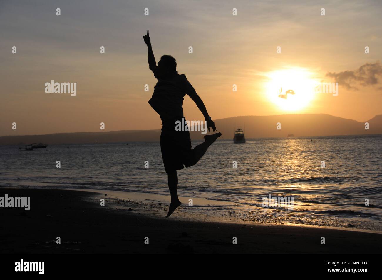 Banyuwangi, Indonesien - 24. Juli 2020: Wunderschöne Aussicht auf den Sonnenaufgang am Strand. Ideal für Natur Hintergrund. Silhouetten. Tapete. Stockfoto