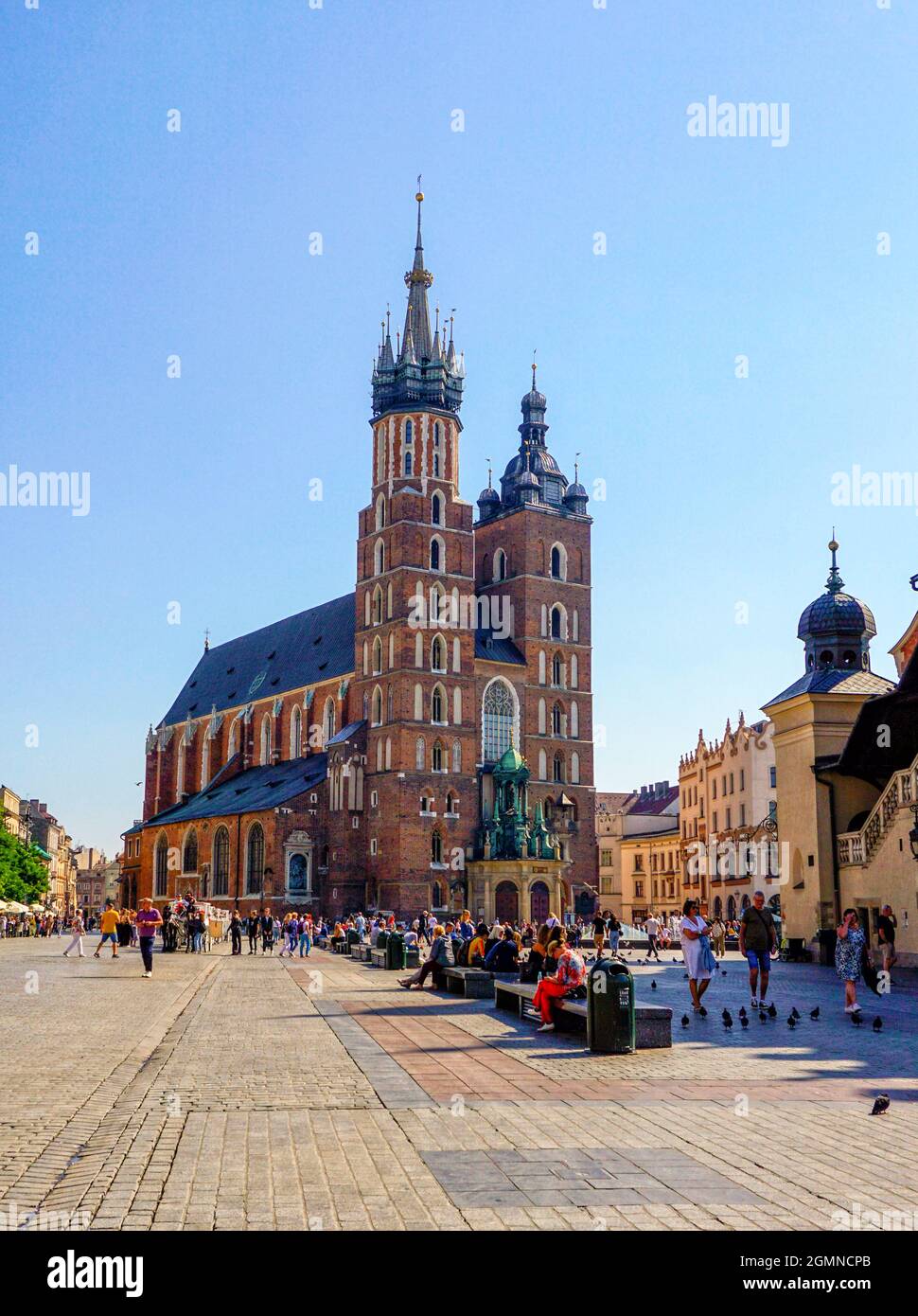 Krakau, Polen - 15. September 2021: Blick auf die historische Marienbasilika im historischen Stadtzentrum von Krakau Stockfoto