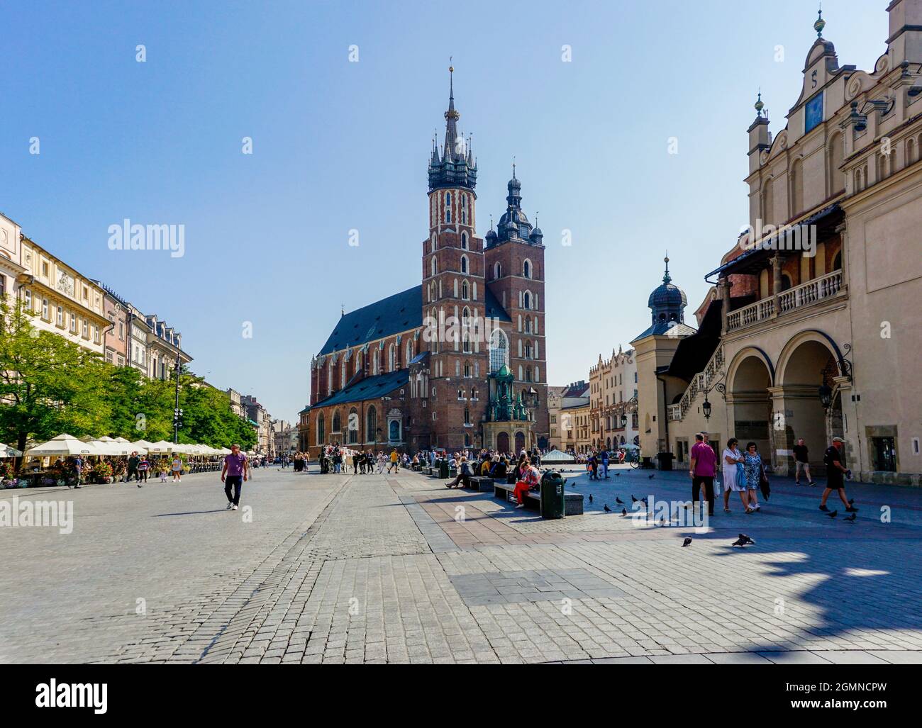 Krakau, Polen - 15. September 2021: Blick auf die historische Marienbasilika im historischen Stadtzentrum von Krakau Stockfoto