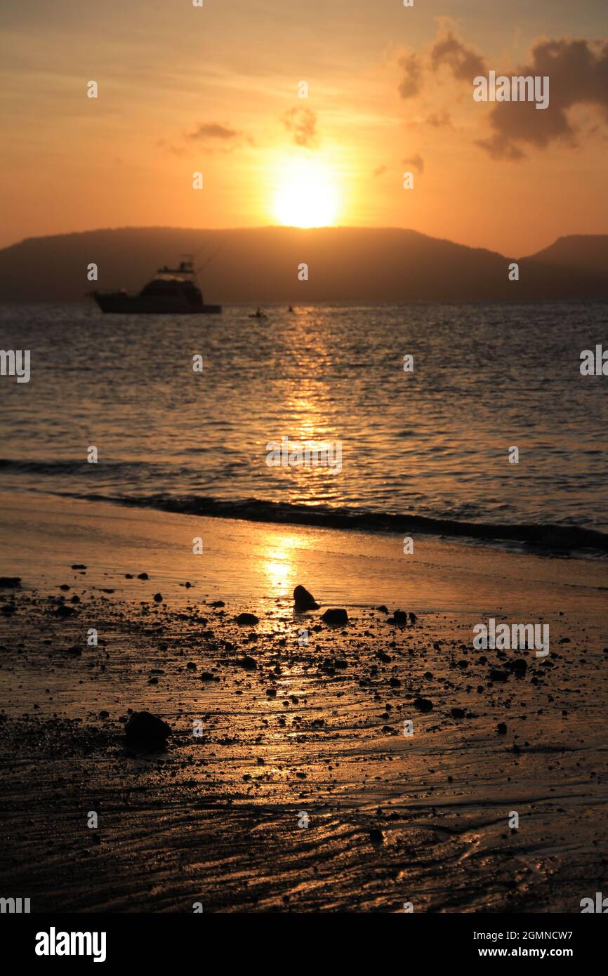 Banyuwangi, Indonesien - 24. Juli 2020: Wunderschöne Aussicht auf den Sonnenaufgang am Strand. Ideal für Natur Hintergrund. Silhouetten. Tapete. Stockfoto