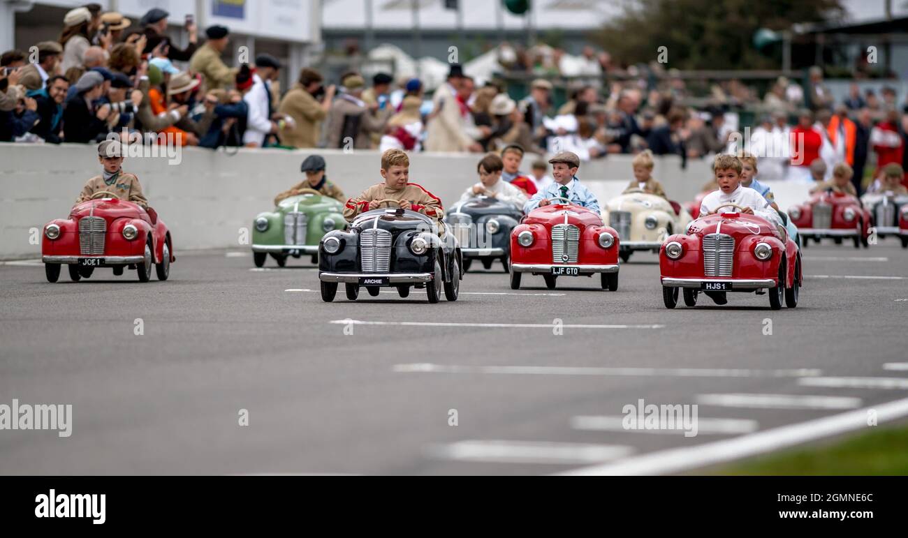 Goodwood, Großbritannien. September 2021. Eines der Goodwood Revivals-Spezialevents startet, der Settrington Cup für Austin J40 Pedal Cars beim Goodwood Revival Festival am 19. September 2021 auf dem Goodwood Circuit, Sussex, Großbritannien. Foto von Phil Hutchinson. Nur zur redaktionellen Verwendung, Lizenz für kommerzielle Nutzung erforderlich. Keine Verwendung bei Wetten, Spielen oder Veröffentlichungen einzelner Clubs/Vereine/Spieler. Kredit: UK Sports Pics Ltd/Alamy Live Nachrichten Stockfoto