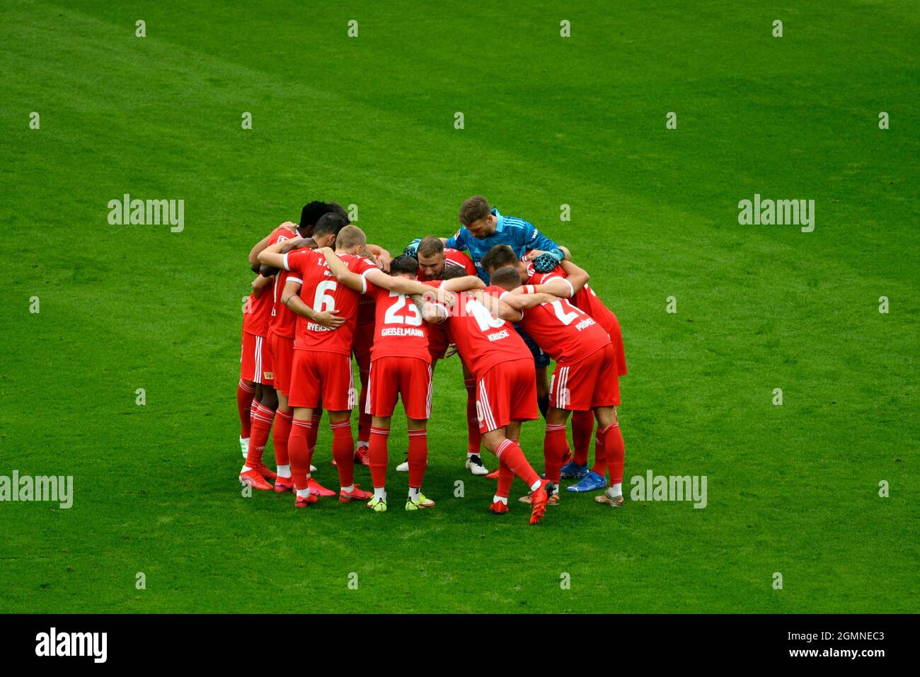 Signal Iduna Park Dortmund Deutschland, 19.9.2021 Bundesliga-Saison 2021/22, Spieltag 5, Borussia Dortmund (BVB) gegen FC Union Berlin (FCU) – Berliner Spieler bilden einen Kreis für eine Mannschaftsrunde DIE DFL-VORSCHRIFTEN VERBIETEN DIE VERWENDUNG VON FOTOS ALS BILDSEQUENZEN UND/ODER QUASI-VIDEO Stockfoto