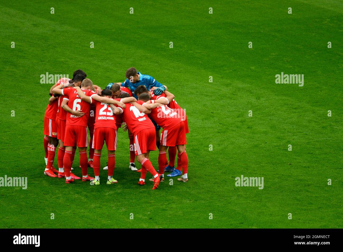 Signal Iduna Park Dortmund Deutschland, 19.9.2021 Bundesliga-Saison 2021/22, Spieltag 5, Borussia Dortmund (BVB) gegen FC Union Berlin (FCU) – Berliner Spieler bilden einen Kreis für eine Mannschaftsrunde DIE DFL-VORSCHRIFTEN VERBIETEN DIE VERWENDUNG VON FOTOS ALS BILDSEQUENZEN UND/ODER QUASI-VIDEO Stockfoto