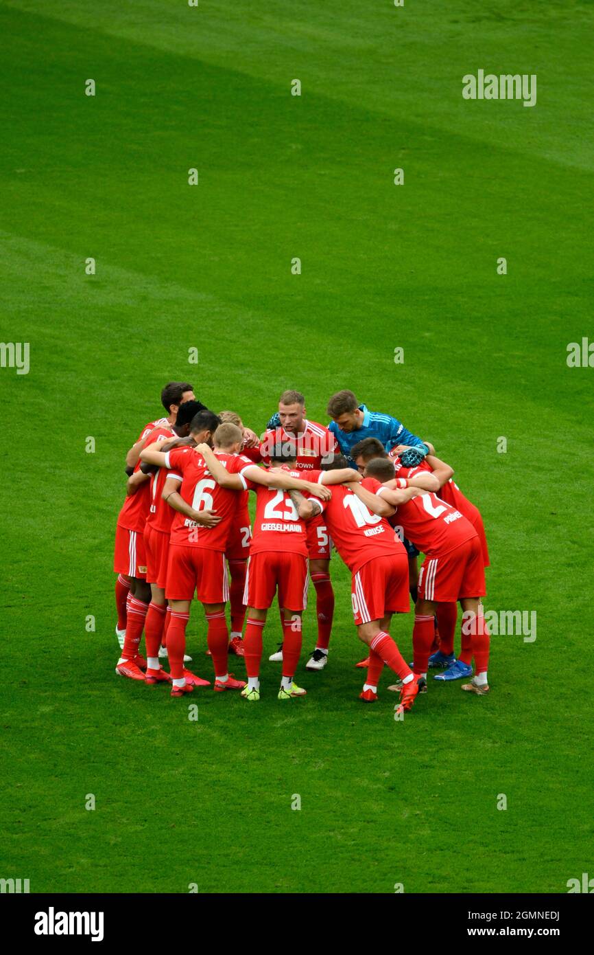 Signal Iduna Park Dortmund Deutschland, 19.9.2021 Bundesliga-Saison 2021/22, Spieltag 5, Borussia Dortmund (BVB) gegen FC Union Berlin (FCU) – Berliner Spieler bilden einen Kreis für eine Mannschaftsrunde DIE DFL-VORSCHRIFTEN VERBIETEN DIE VERWENDUNG VON FOTOS ALS BILDSEQUENZEN UND/ODER QUASI-VIDEO Stockfoto