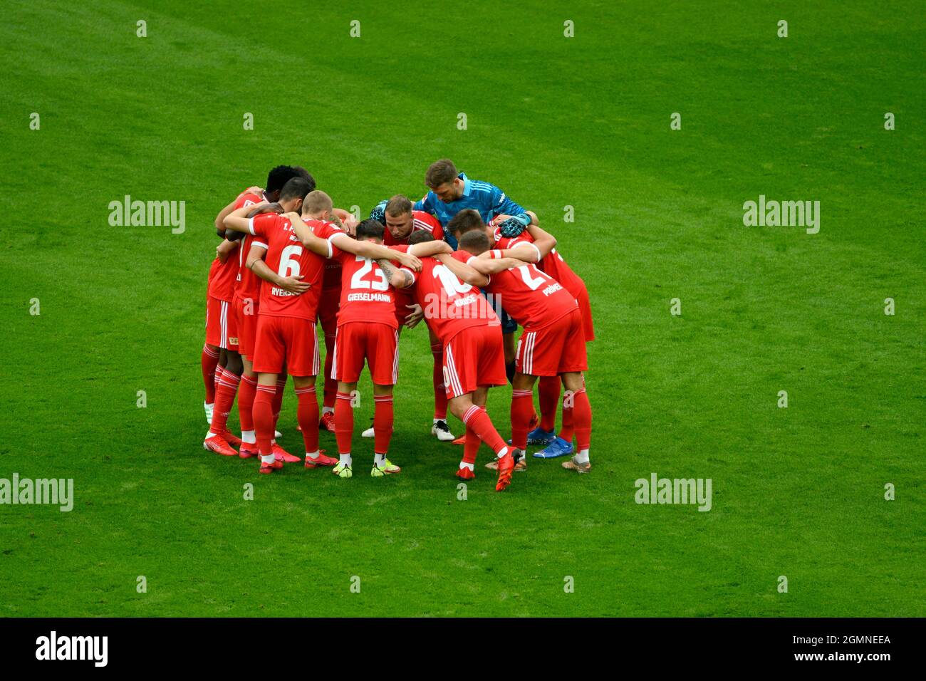 Signal Iduna Park Dortmund Deutschland, 19.9.2021 Bundesliga-Saison 2021/22, Spieltag 5, Borussia Dortmund (BVB) gegen FC Union Berlin (FCU) – Berliner Spieler bilden einen Kreis für eine Mannschaftsrunde DIE DFL-VORSCHRIFTEN VERBIETEN DIE VERWENDUNG VON FOTOS ALS BILDSEQUENZEN UND/ODER QUASI-VIDEO Stockfoto