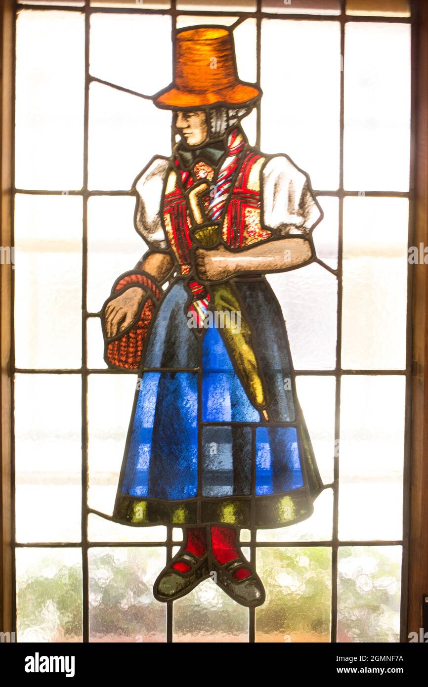 Buntglasfenster mit einer Frau in einer traditionellen bayerischen Tracht Stockfoto