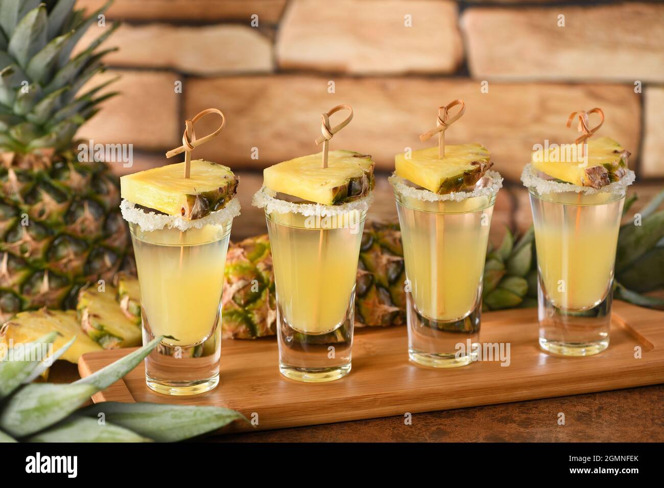 Doppelte Schüsse von tropischem Tequila mit Ananassaft. Das wird definitiv eine tolle Party für Cinco de Mayo! Stockfoto