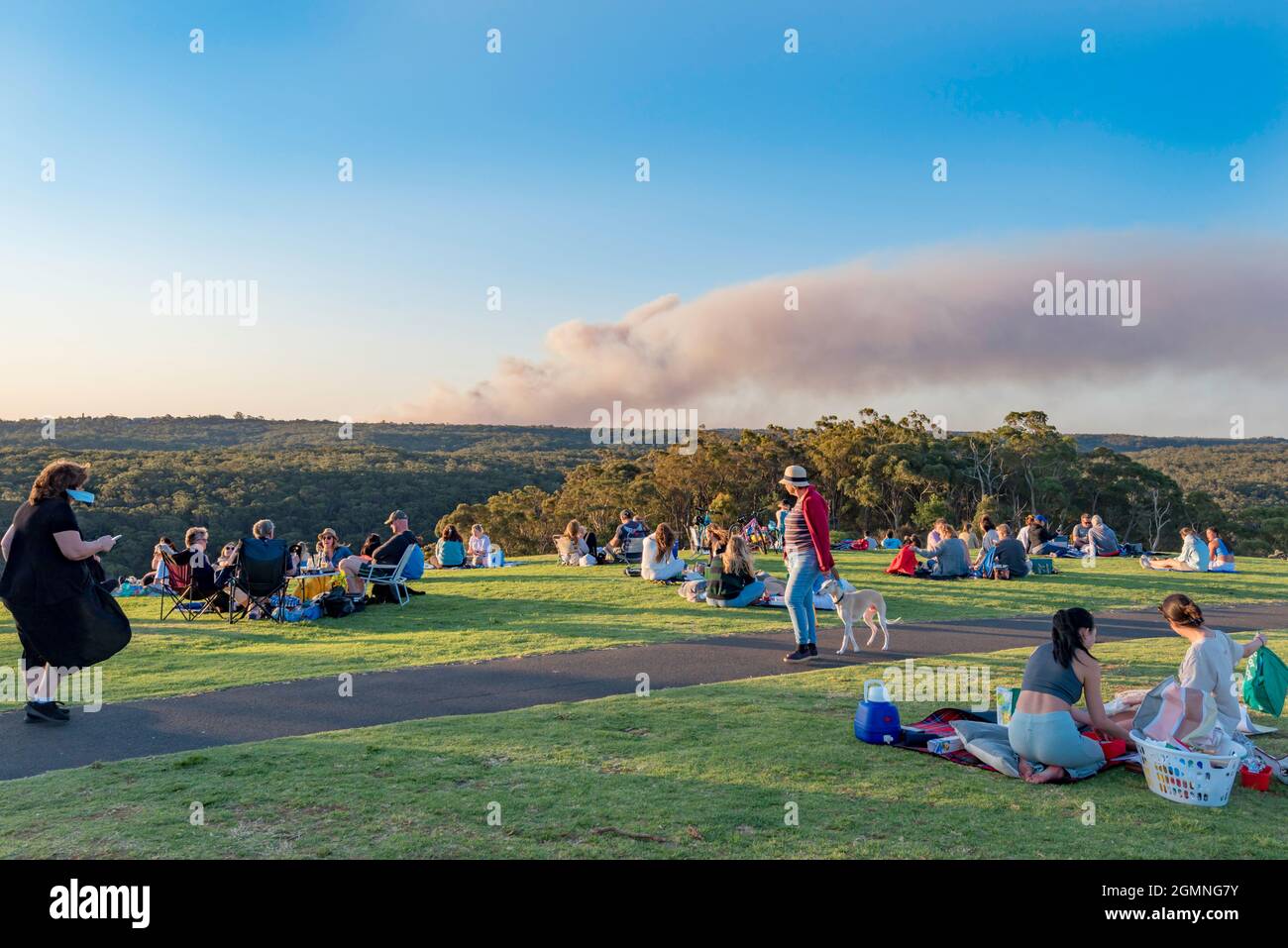 Wahroonga, Sydney, Australien Sept 2021: Als in der Vorsaison im nächsten Tal Buschfeuer brennt, picknicken Menschen zum ersten Mal seit Juni in Gruppen von 5 Personen Stockfoto