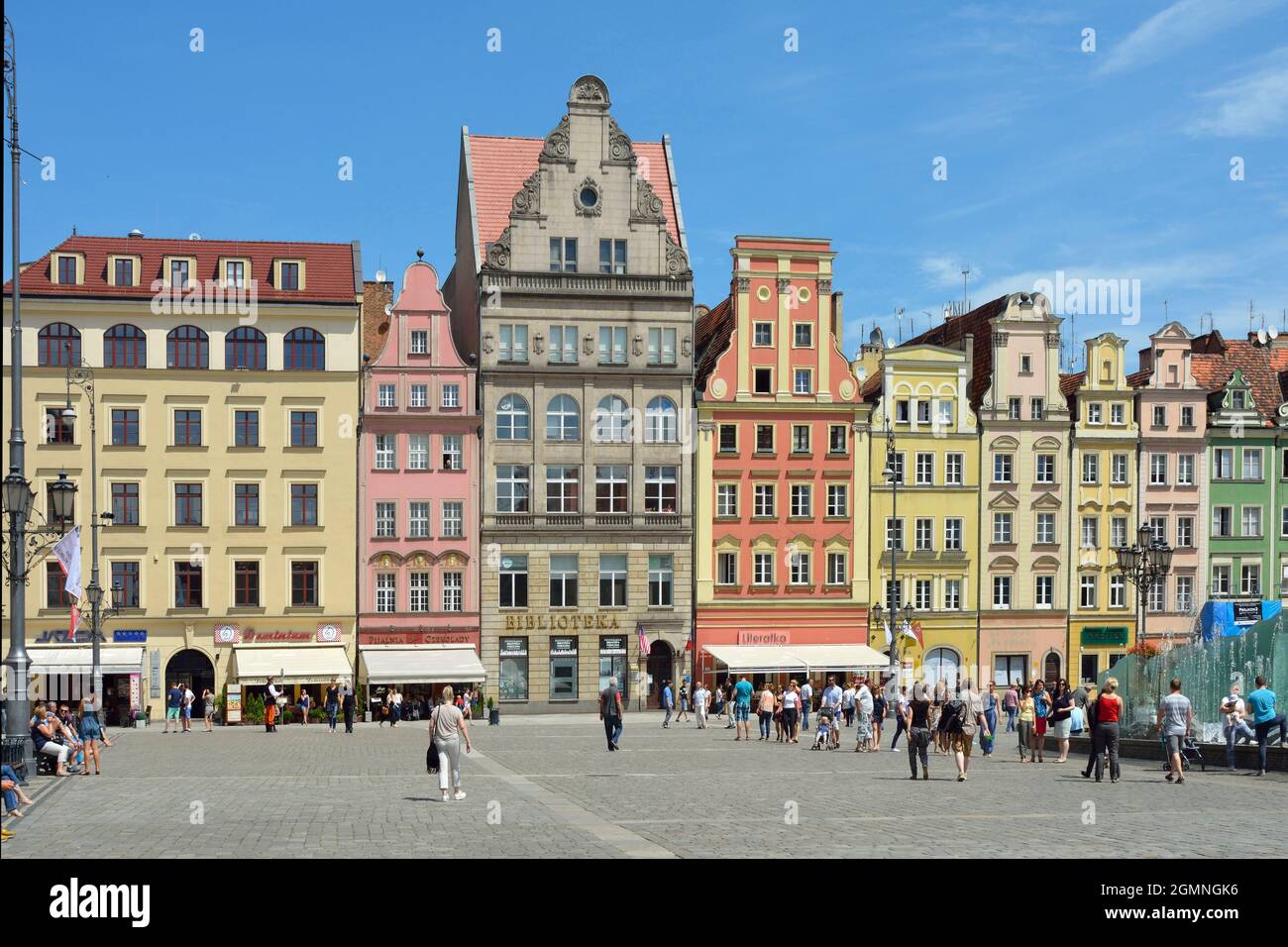 Wrocław, Niederschlesien, Polen - 19. Juni 2016: Peoplewalking auf dem Marktplatz in der historischen Altstadt von Breslau in Polen. Stockfoto