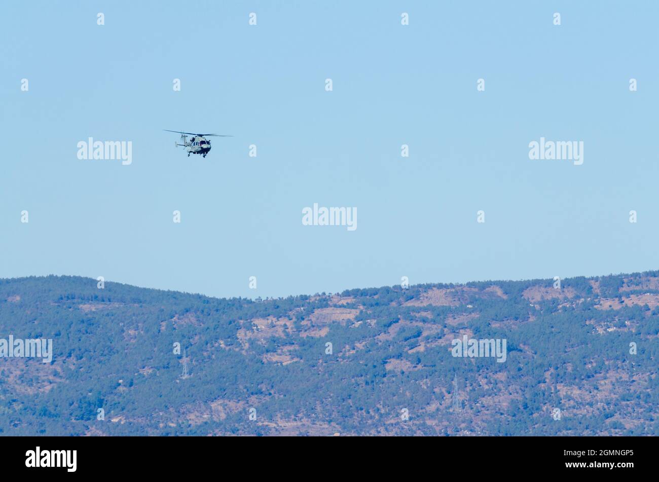 Der von Hindustan Aeronautics Limited entwickelte fortschrittliche leichte Hubschrauber Dhruv fliegt vor dem Hintergrund eines klaren blauen Himmels. Stockfoto