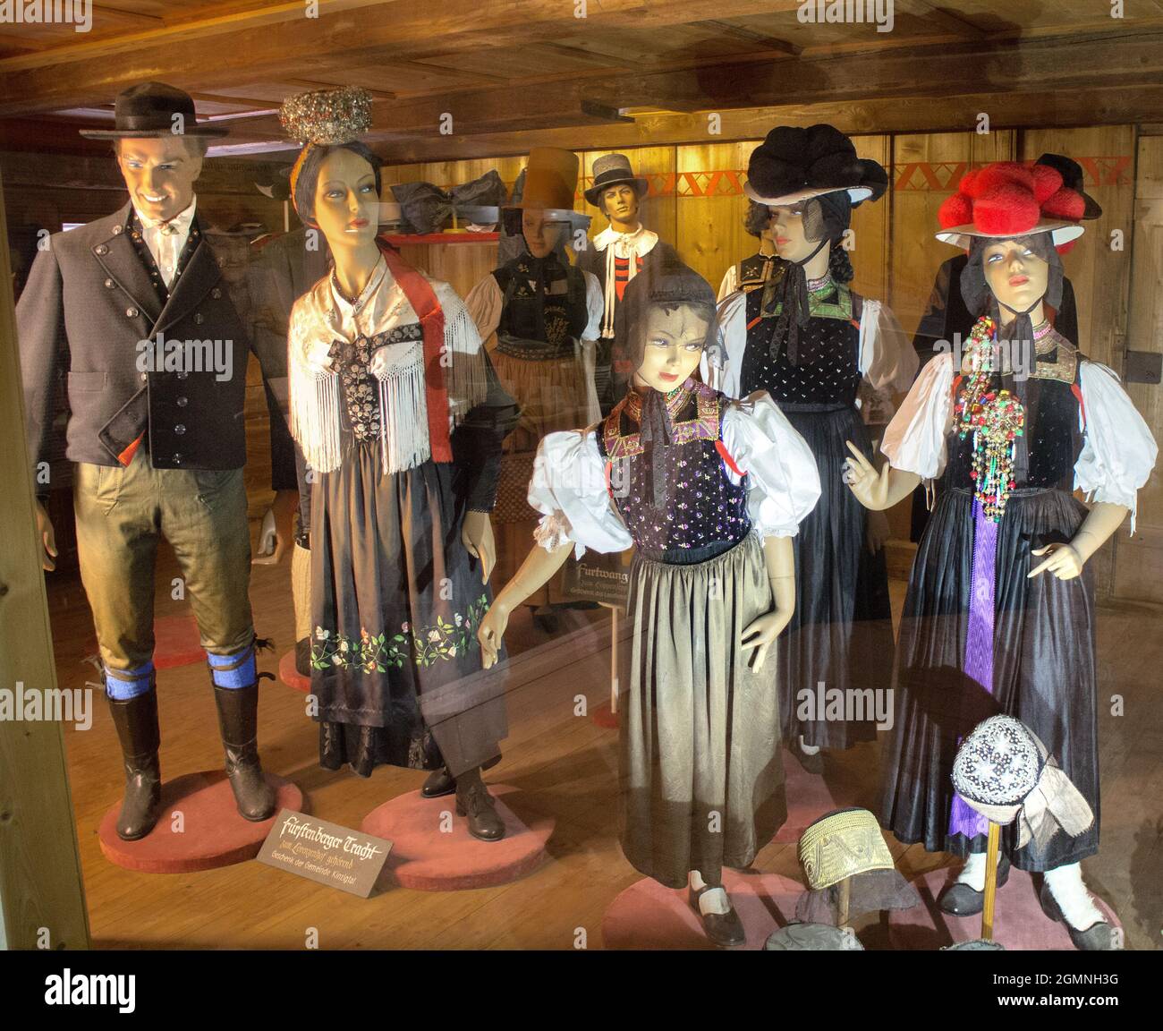 Schaufensterpuppe zeigt traditionelle regionale Kostüme im Schwarzwald Freilichtmuseum, Gutach, Baden-Württemberg, Deutschland Stockfoto