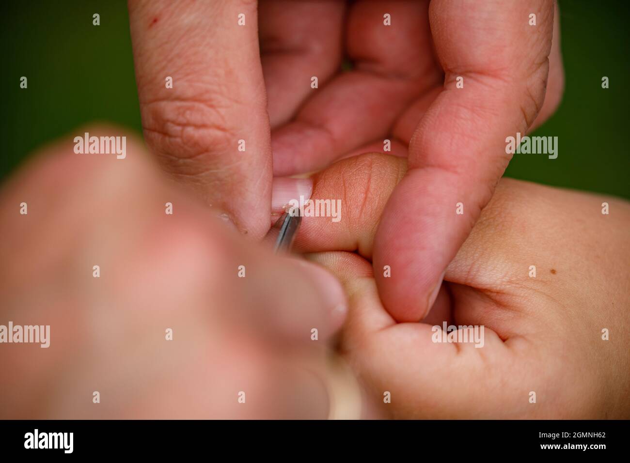 Fingernagel und Maniküre an der Hand Stockfoto