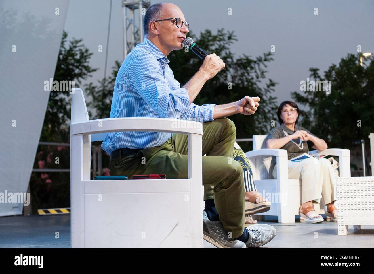 Catanzaro, Italien. September 2021. Enrico Letta (L), PD, und Amalia Bruni (R), PD, auf der Bühne zu sehen. Enrico Letta, Nationalsekretär der Demokratischen Partei Italiens (PD), nahm an der jährlichen Versammlung der Demokraten im Lido-Viertel von Catanzaro Teil. Die Veranstaltung unterstützte auch die Kandidatur von Amalia Bruni (PS) als Gouverneurin bei den Regionalwahlen (3-4. Oktober) für die Mitte-Links-Koalition. Kredit: SOPA Images Limited/Alamy Live Nachrichten Stockfoto