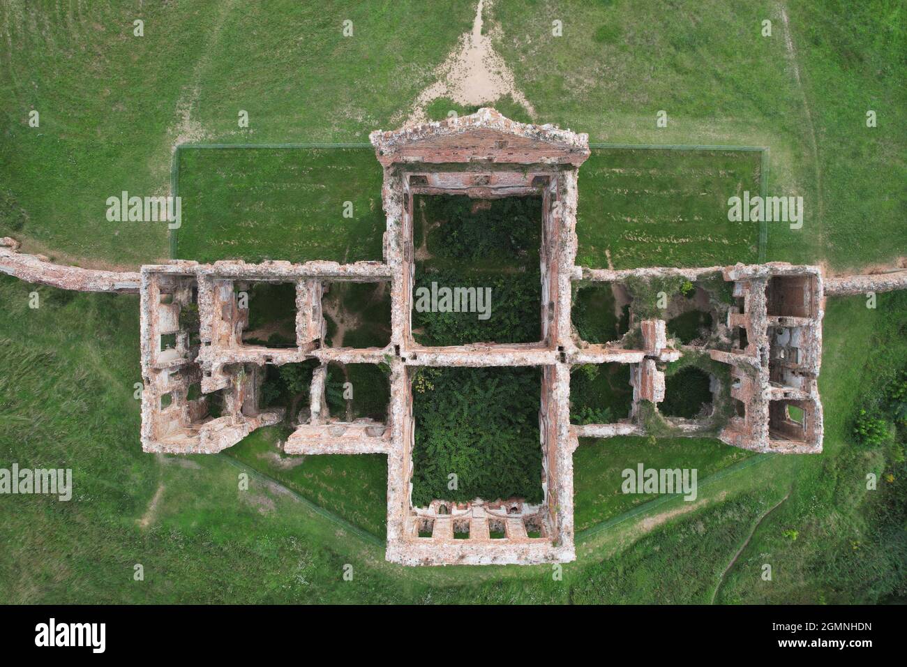 Alte Ruinenwand der Burg Antenne über Ansicht von oben auf grünem Gras Stockfoto