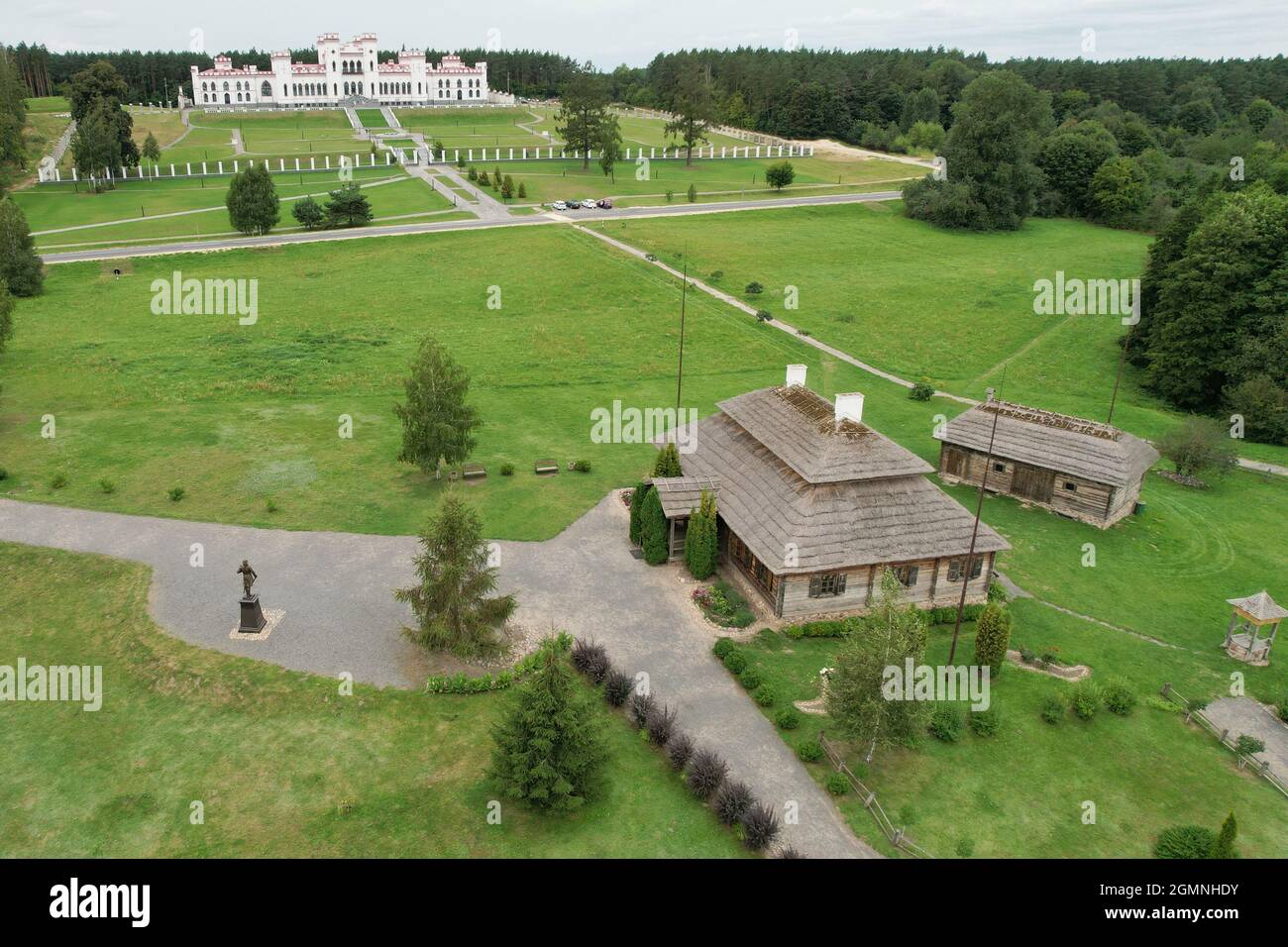 Kostjuschko Museum und Puslowskich Palast in Weißrussland Luftdrohnenansicht Stockfoto