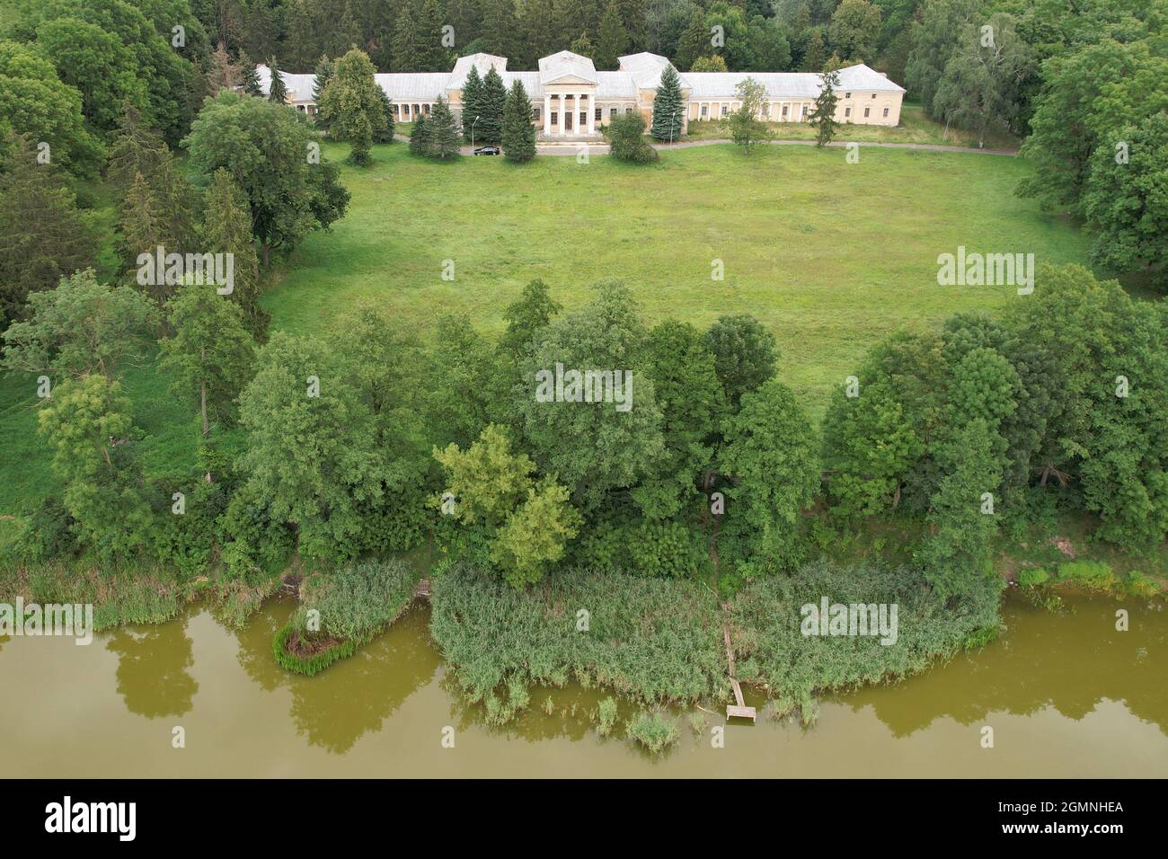 Alter Palast mit grünem Feld in der Nähe des Sees kostet Luftdrohne Ansicht Stockfoto