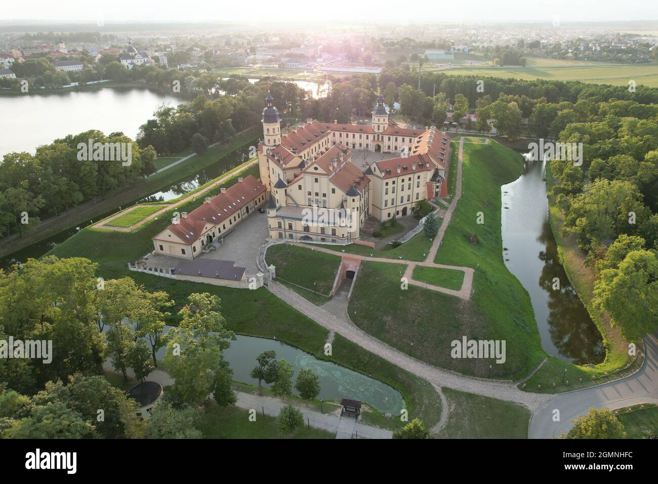 Moderne Architektur nesvizh Schloss auf Stadt Hintergrund Luftdrohne Ansicht Stockfoto