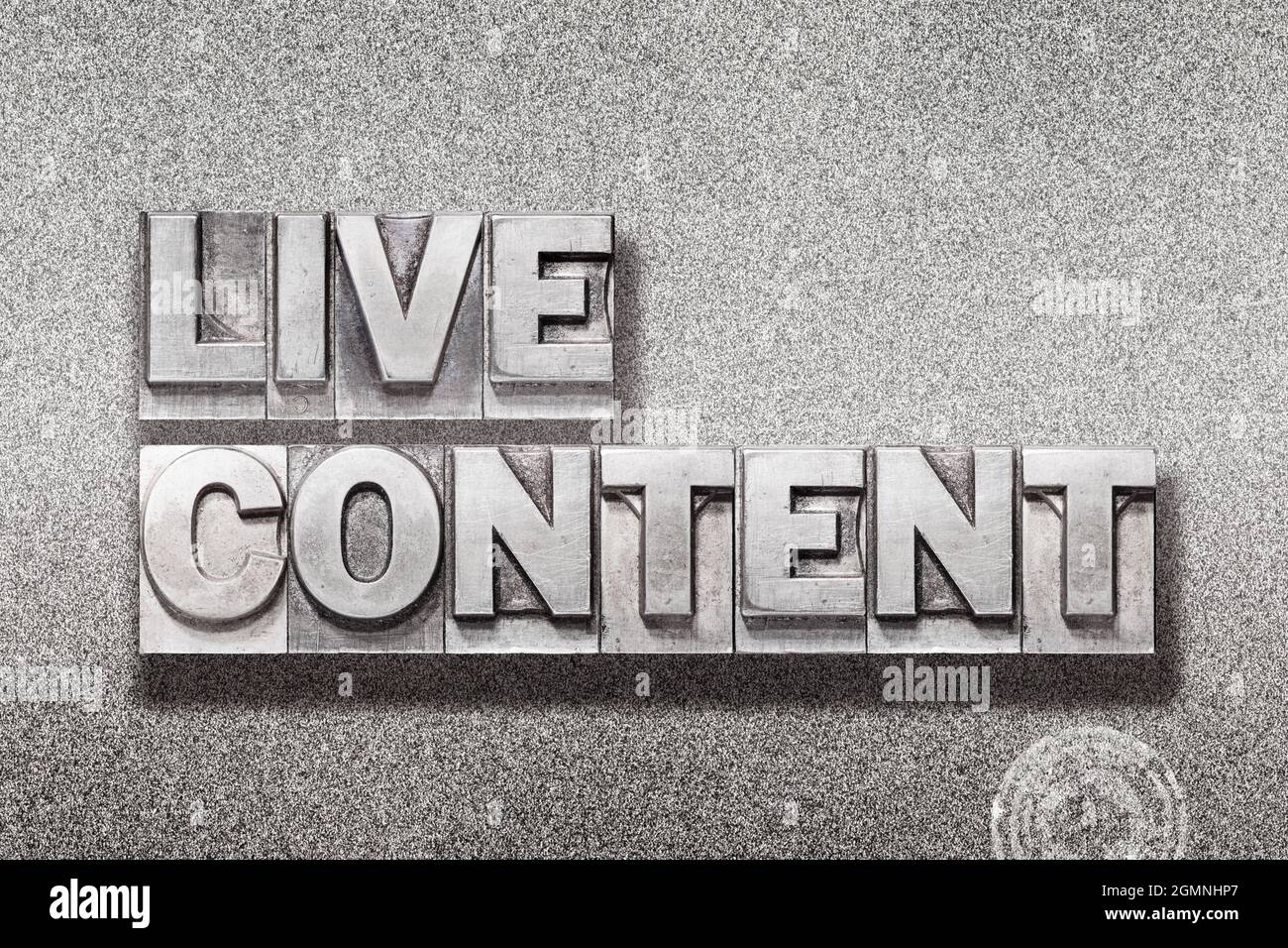 Live Content Phrase aus Vintage-Buchdruck auf strukturiertem Metallic-Hintergrund Stockfoto